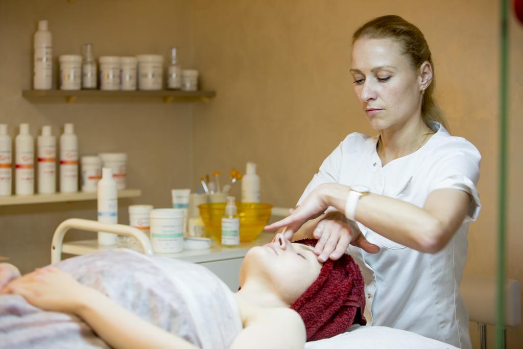 President Hotel Minsk Exterior photo A beautician at work