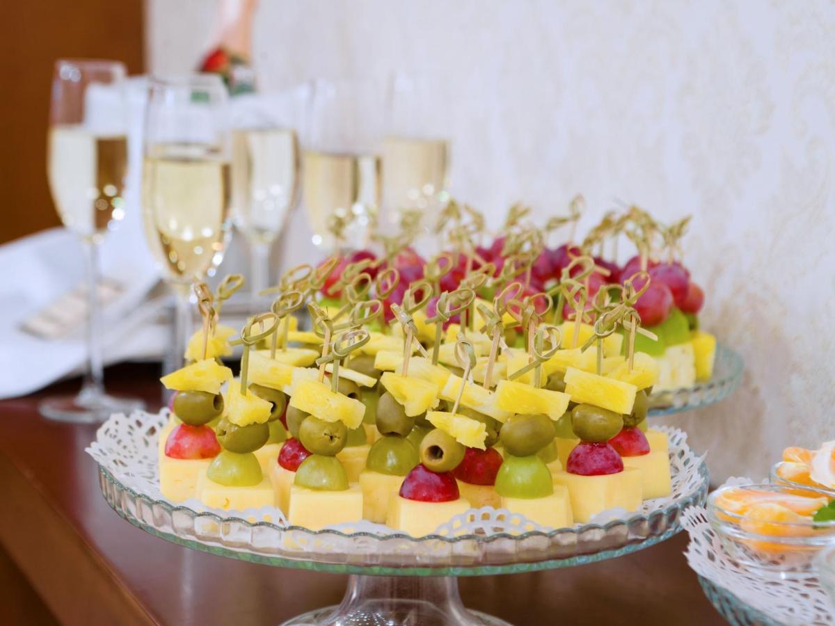 President Hotel Minsk Exterior photo Fruit salad