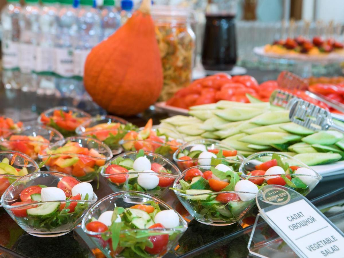 President Hotel Minsk Exterior photo A salad bar